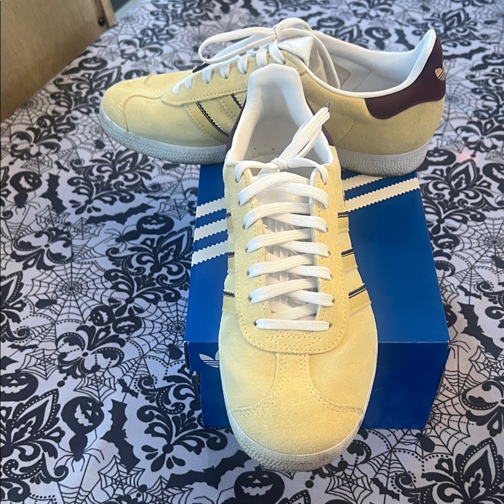 Addidas Women’s Gazelle Butter Yellow/Brown Stripes size 6.5 fits like 7.5